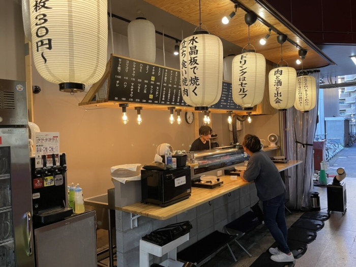 水晶板で焼く立ち食い焼肉「三坪」