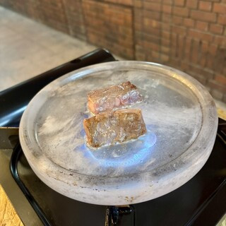 水晶板で焼く立ち食い焼肉「三坪」