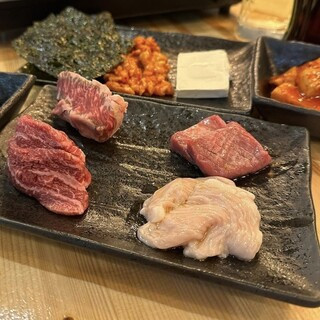 水晶板で焼く立ち食い焼肉「三坪」